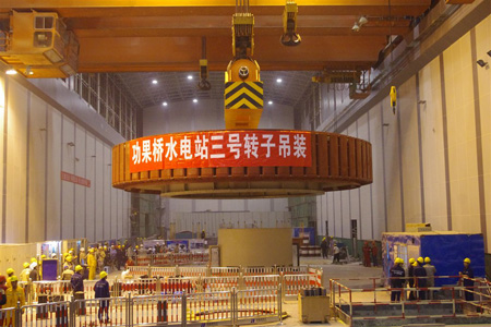 功果橋水電站發(fā／fà)電機轉子吊裝